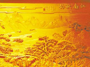 江南秋韵是用红木雕的一幅画，主要表现江南秋色