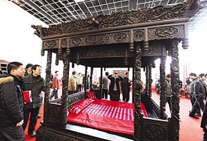 30人耗费3年  800万打造“天下第一婚床”