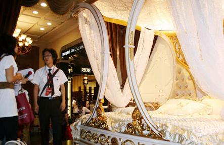 成都家具展开席 50万元黄金床亮相展场 