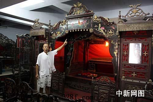 四川长宁县惊现16平米超级古床
