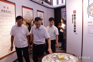 国方家居红木整装惊艳2018新中式红木展，大红酸枝精品再获金奖
