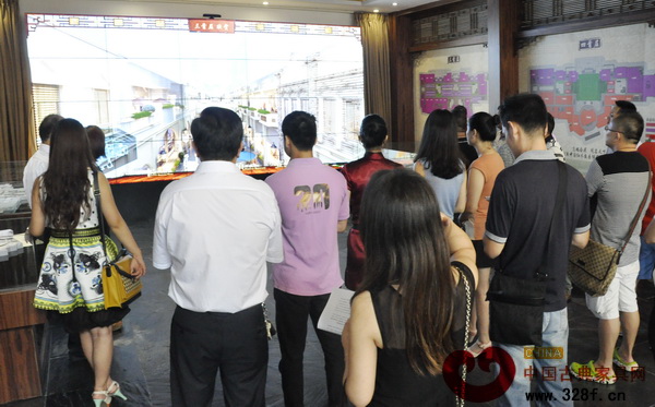众人通过LED大屏幕的展示,深入了解红博城的规划 众人通过LED大屏幕的展示,深入了解红博城的规划