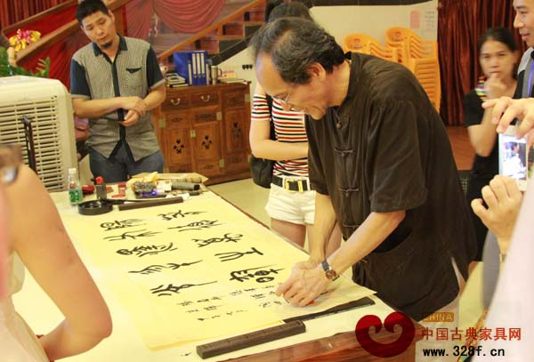 江门市政协书画院副院长陶四强在活动现场进行书法展示 江门市政协书画院副院长陶四强在活动现场进行书法展示