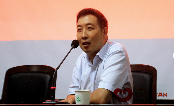 东阳市旭东工艺品有限公司董事长、浙江艺术紫檀博物馆馆长李晓东在浙江农林大学作报告 东阳市旭东工艺品有限公司董事长、浙江艺术紫檀博物馆馆长李晓东在浙江农林大学作报告