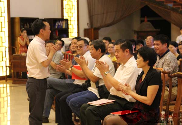 源天福红木董事长刘飞兵的致辞迎来热烈掌声 源天福红木董事长刘飞兵的致辞迎来热烈掌声