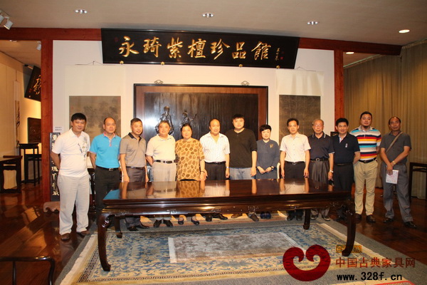 萧照兴（左六）与中山红木家具行业骨干们一同参观永琦紫檀珍品馆并合影留念