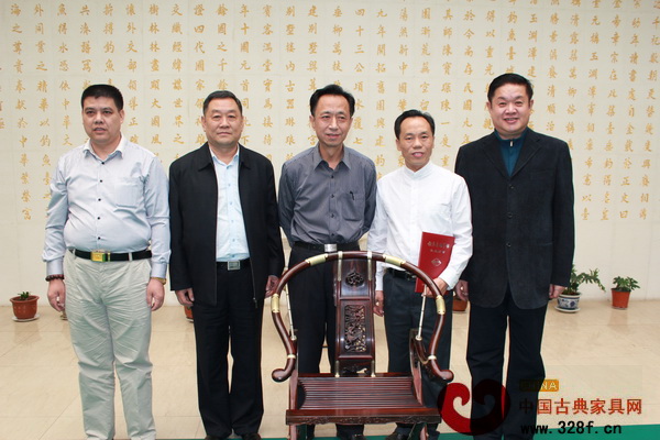 钓鱼台国宾馆珍藏源天福头把交椅的收藏仪式嘉宾合影 钓鱼台国宾馆珍藏源天福头把交椅的收藏仪式嘉宾合影