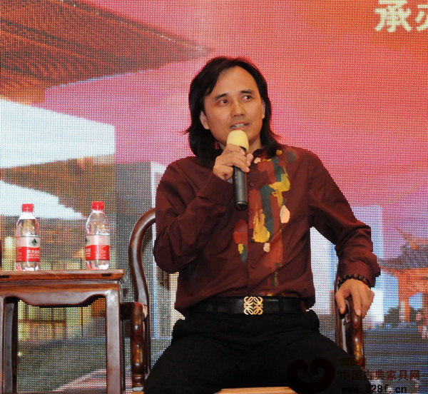 黄小明(浙江新东阳木雕有限公司总设计师、中国工艺美术大师) 黄小明(浙江新东阳木雕有限公司总设计师、中国工艺美术大师)