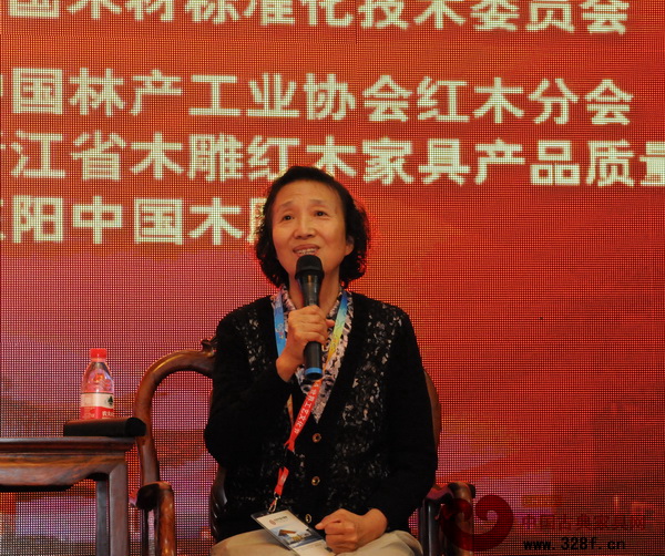 姜笑梅(中国林业科学研究院木材工业研究所研究员、博士生导师,中国林产工业协会红木分会专家委员主任) 姜笑梅(中国林业科学研究院木材工业研究所研究员、博士生导师,中国林产工业协会红木分会专家委员主任)
