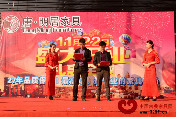 胡春葵总监与唐明居红木揭西店总经理张榆共同签署签署合作协议 胡春葵总监与唐明居红木揭西店总经理张榆共同签署签署合作协议