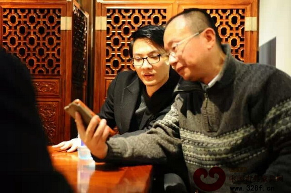 林锐群(左)与故宫博物院宫廷部副研究员周京南探讨珐琅工艺 林锐群(左)与故宫博物院宫廷部副研究员周京南探讨珐琅工艺