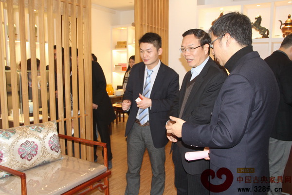 浙江省商务厅副厅长徐高春（中）参观振宇红木