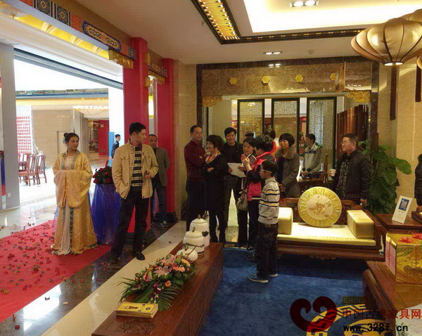 瀚晟堂红木漳州专卖店开业当天吸引了不少消费者前往参观购买家具 瀚晟堂红木漳州专卖店开业当天吸引了不少消费者前往参观购买家具