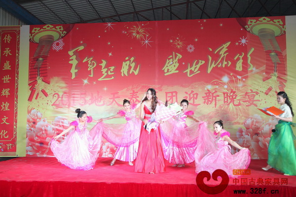 现场精彩的歌舞表演