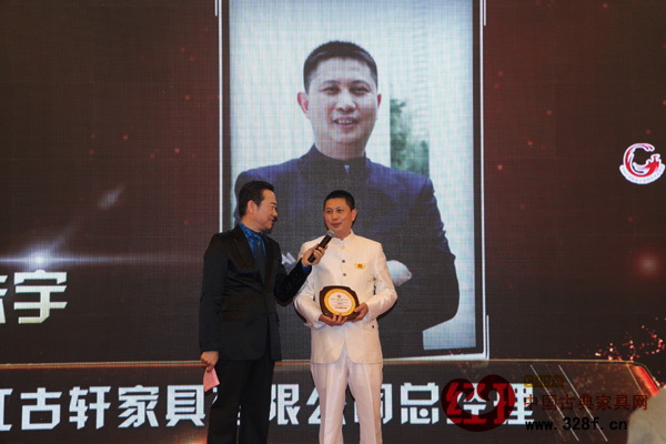 2014年中国红木家具行业十大风云人物”获得者——中山红古轩家具总经理吴赤宇(央视知名主持人赵保乐现场采访吴赤宇) 2014年中国红木家具行业十大风云人物”获得者——中山红古轩家具总经理吴赤宇(央视知名主持人赵保乐现场采访吴赤宇)