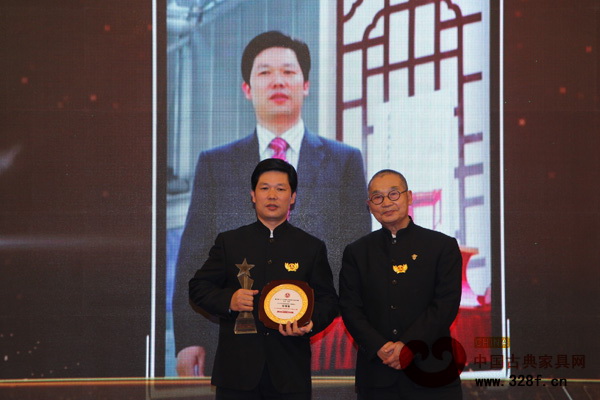 “2014年中国红木家具行业十大风云人物”获得者——中山东成红木董事长张锡复 “2014年中国红木家具行业十大风云人物”获得者——中山东成红木董事长张锡复
