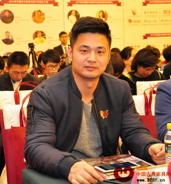 苏阳红红木总经理吴春飞参加第五届(2014)中国红木家具行业总评榜颁奖典礼 苏阳红红木总经理吴春飞参加第五届(2014)中国红木家具行业总评榜颁奖典礼