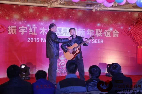 振宇红木员工在新年联谊晚会上进行才艺表演 振宇红木员工在新年联谊晚会上进行才艺表演