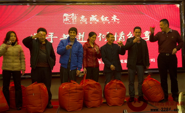 志成红木董事长李正伦（右）为中奖员工颁奖，中奖员工十分开心