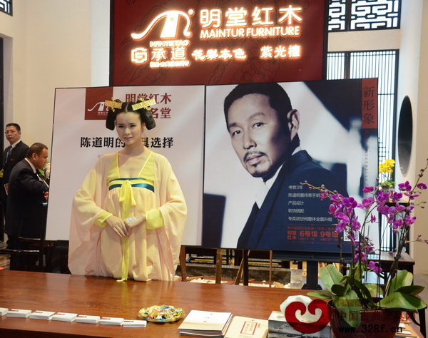 明堂红木以古典美人吸引参展者的目光