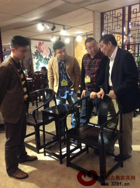 原故宫博物院文保科技部主任曹静楼(右一)老师参观九龙堂紫光檀作品,并给予了高度评价 原故宫博物院文保科技部主任曹静楼(右一)老师参观九龙堂紫光檀作品,并给予了高度评价