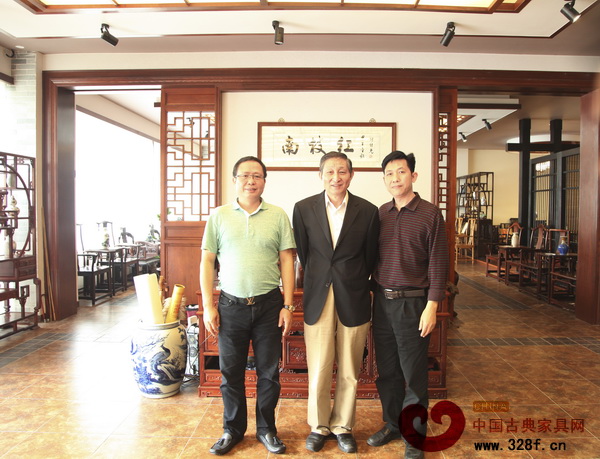 曹静楼老师(中)与南枝红红木董事长余武生(左)、策划总监胡葳(右)合影 曹静楼老师(中)与南枝红红木董事长余武生(左)、策划总监胡葳(右)合影