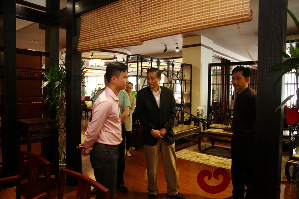 曹静楼老师参观南枝红红木展厅 曹静楼老师参观南枝红红木展厅