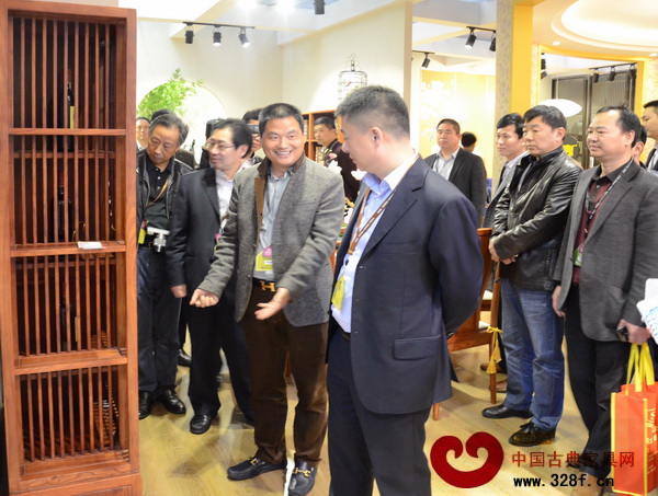 中信红木董事长李忠信向东阳市市长一行介绍参展产品 中信红木董事长李忠信向东阳市市长一行介绍参展产品