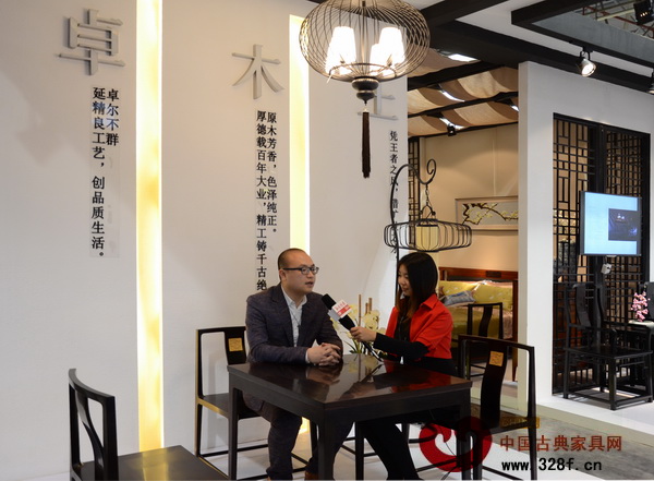 卓木王红木总经理杜长江在东莞名家具展上接受《品牌红木》记者采访