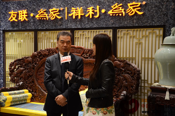 祥利集团营运总裁谷建芳(左)接受《品牌红木》杂志采访 祥利集团营运总裁谷建芳(左)接受《品牌红木》杂志采访