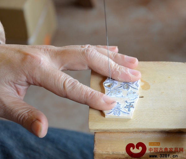 作为镶嵌用的字,是由工匠用手工一个个用工具锯出来的 作为镶嵌用的字,是由工匠用手工一个个用工具锯出来的