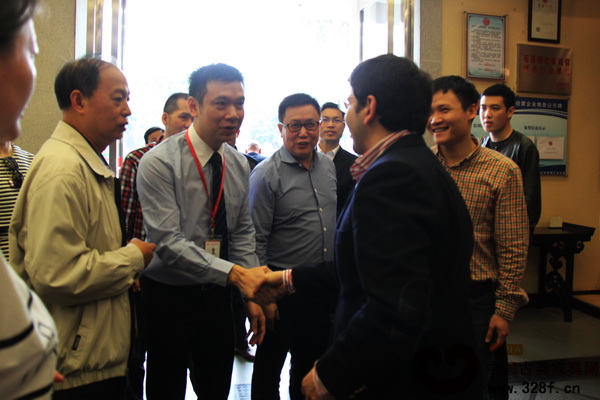 永华红木家具副总经理邱志坤(左二)代表公司热情接待考察团 永华红木家具副总经理邱志坤(左二)代表公司热情接待考察团