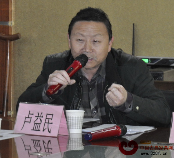 东阳市经济和信息化局行管办主任卢益民在会上发言 东阳市经济和信息化局行管办主任卢益民在会上发言