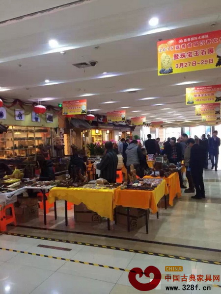 展会上许多游客前来参观 展会上许多游客前来参观