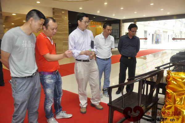 王克一行视察金隆红木家具城