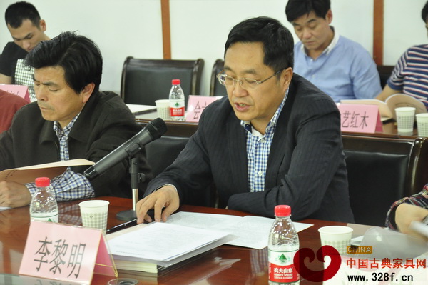 东阳市红木家具行业协会会长李黎明作2014年协会工作报告