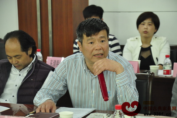 东阳市质量监管局局长陆文献针对冒充东阳红木家具做广告的现象发言