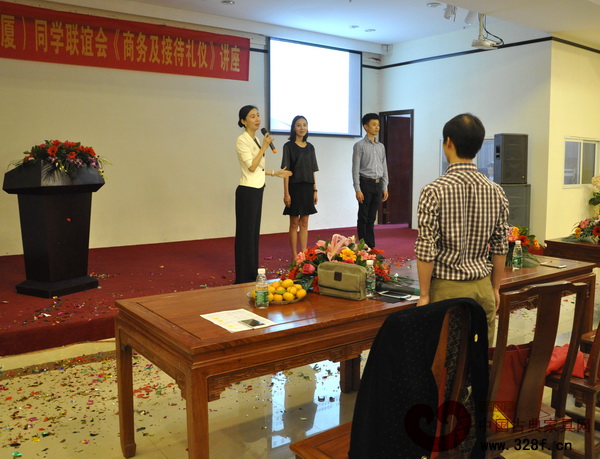 各位来宾学习得都非常认真，极力配合导师的演示