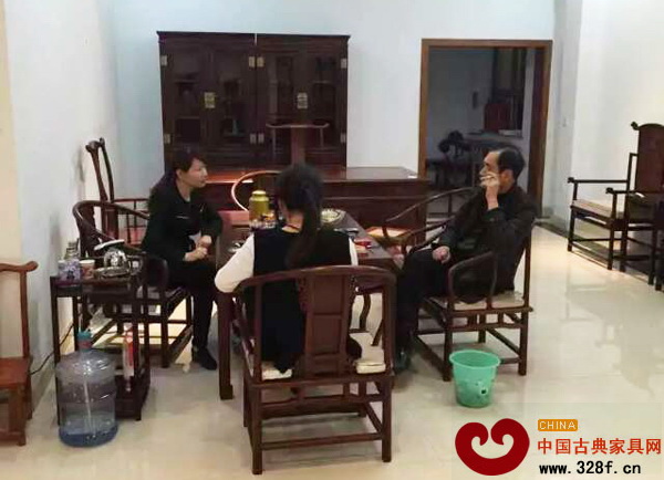 活动当天，万事红营销人员和意向客户进行洽谈