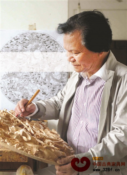 陆光正在雕刻木雕作品《三英战吕布》 陆光正在雕刻木雕作品《三英战吕布》