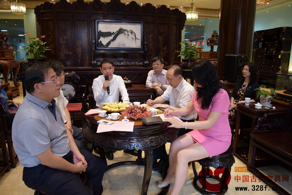 中国家具协会传统家具专业委员会主席团主席邓雪松在沙龙活动中讲述了红木家具的文化与收藏 中国家具协会传统家具专业委员会主席团主席邓雪松在沙龙活动中讲述了红木家具的文化与收藏