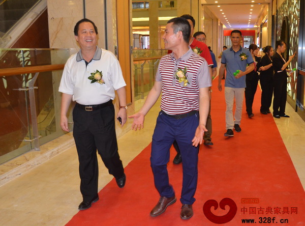 盈联汇董事萧子轩陪同沙溪镇党委书记周小川(左)参观盈联汇国际家具广场红木精品馆 盈联汇董事萧子轩陪同沙溪镇党委书记周小川(左)参观盈联汇国际家具广场红木精品馆