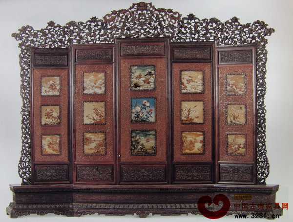 玻璃油画与屏风巧妙结合,别具风味(图为《紫檀边框玻璃油画山水图插屏》) 玻璃油画与屏风巧妙结合,别具风味(图为《紫檀边框玻璃油画山水图插屏》)