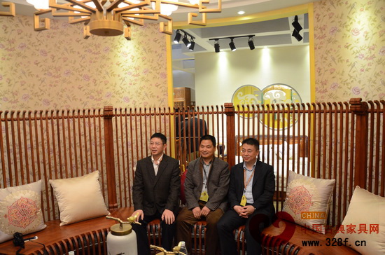 中信红木董事长李忠信(中)与东阳市市委副书记、市长朱建军(右),副市长陈军(左)在中信红木展馆合影 中信红木董事长李忠信(中)与东阳市市委副书记、市长朱建军(右),副市长陈军(左)在中信红木展馆合影