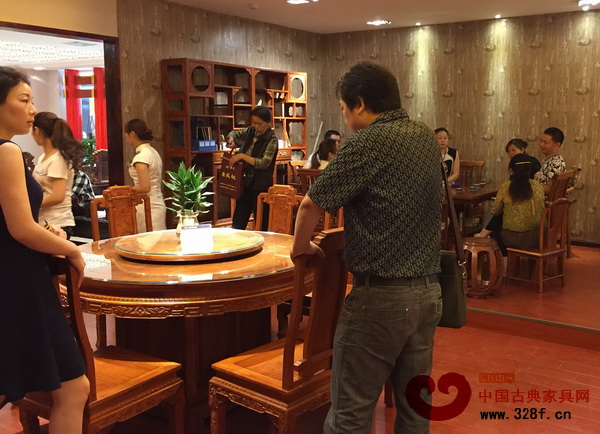 东成红木乐山旗舰店内景 东成红木乐山旗舰店内景