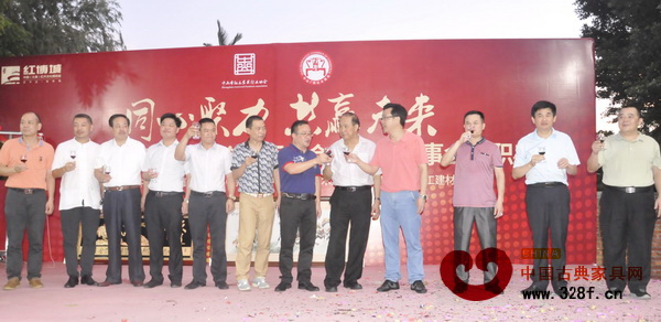 一众领导上台祝酒