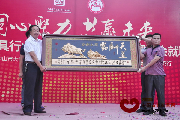 李朝永接受四川商会赠送的牌匾