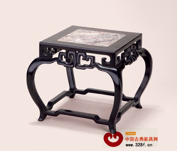 镶嵌大理石的广作家具是为了迎合西方人追求炫彩绚丽的审美情趣(图为广作紫檀嵌石面小桌) 镶嵌大理石的广作家具是为了迎合西方人追求炫彩绚丽的审美情趣(图为广作紫檀嵌石面小桌)