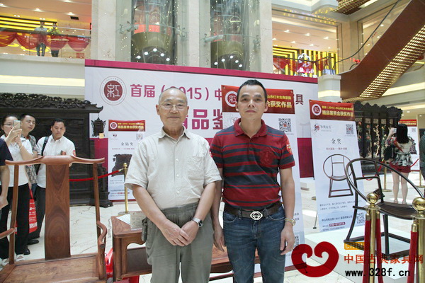 雅仕轩红木总经理陈君与中国高等家具设计专业创始人胡景初(左)在精品区合影 雅仕轩红木总经理陈君与中国高等家具设计专业创始人胡景初(左)在精品区合影