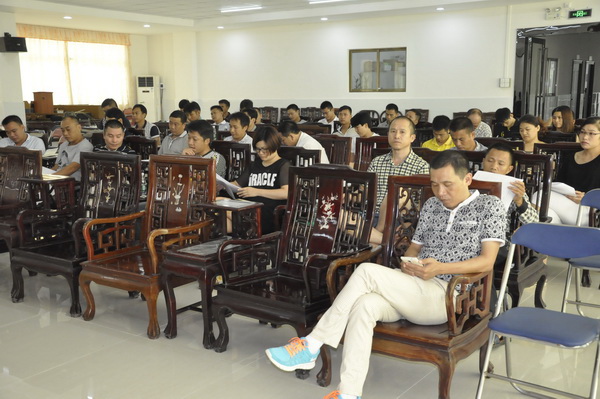 一众沙溪红木企业家出席会议,并仔细听取活动相关规划 一众沙溪红木企业家出席会议,并仔细听取活动相关规划
